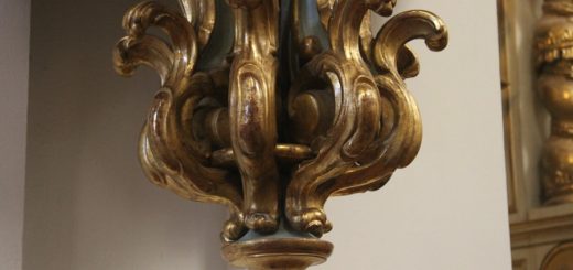 Photo French gilded plaster relief lamp